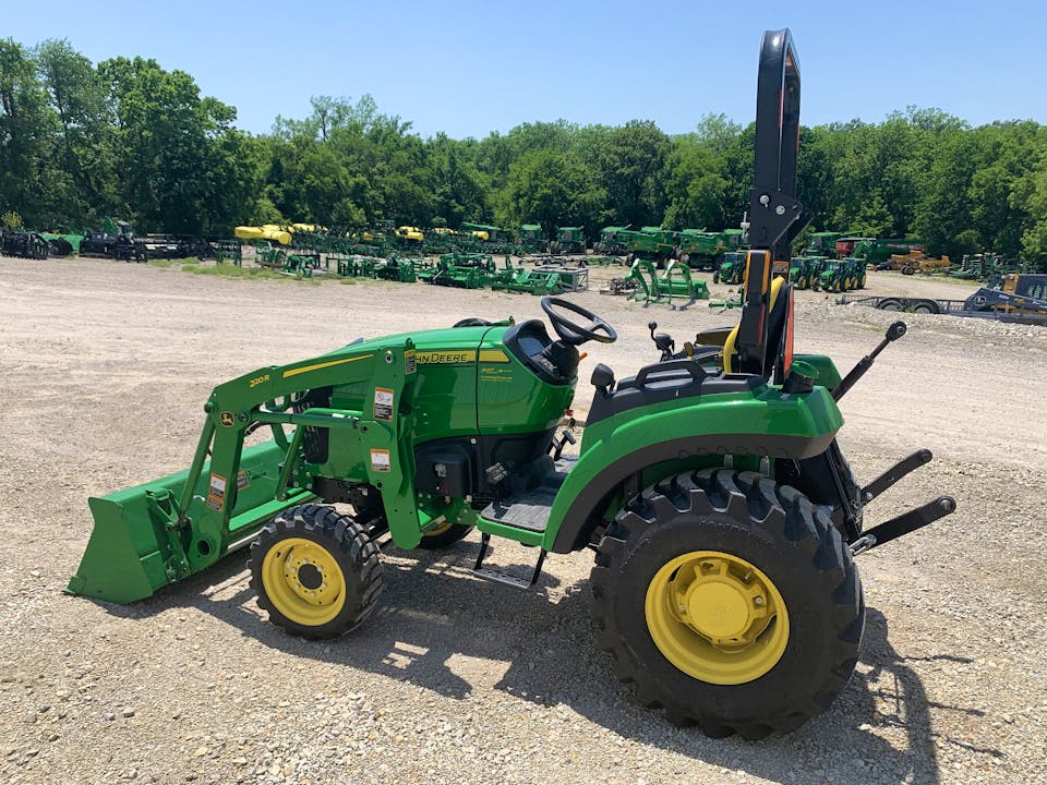 John Deere 2032R – 2022