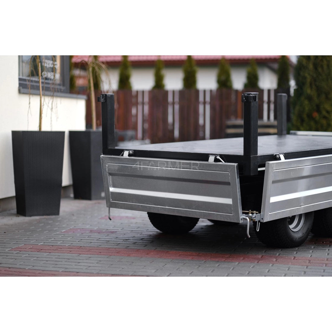 Rimorchio agricolo a due assi da 2,5 t con ribaltabile