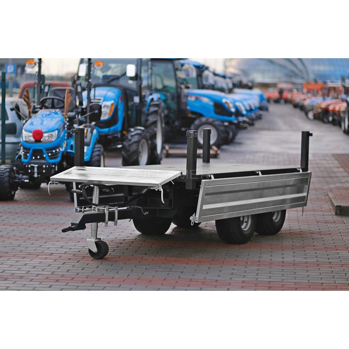 Rimorchio agricolo a due assi da 2,5 t con ribaltabile