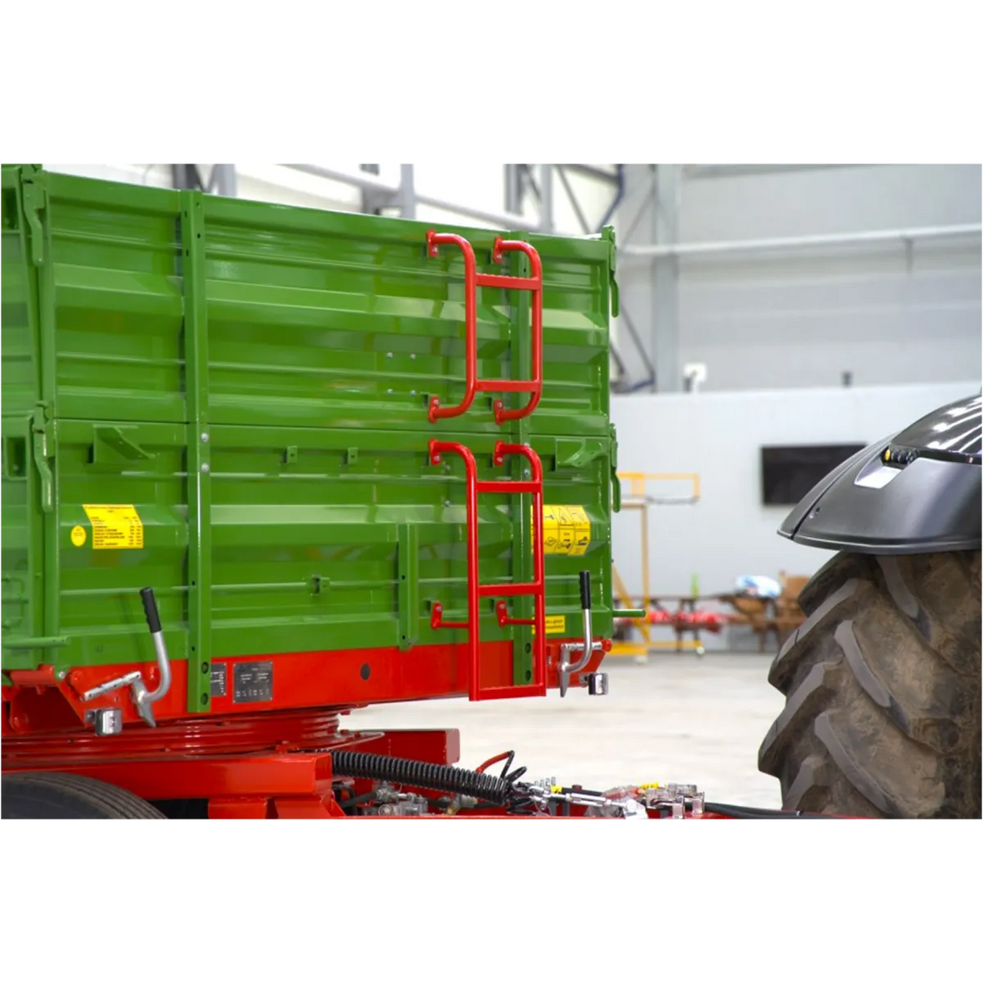 Rimorchio agricolo a due assi da 12 T con cassone ribaltabile