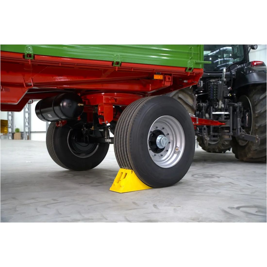 Rimorchio agricolo a due assi da 12 T con cassone ribaltabile