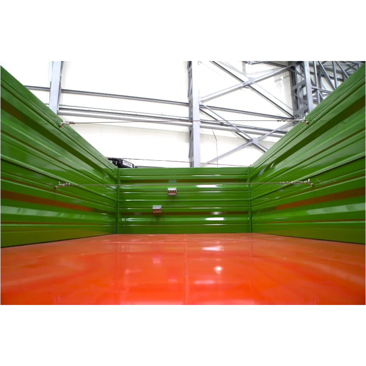 Rimorchio agricolo a due assi da 12 T con cassone ribaltabile