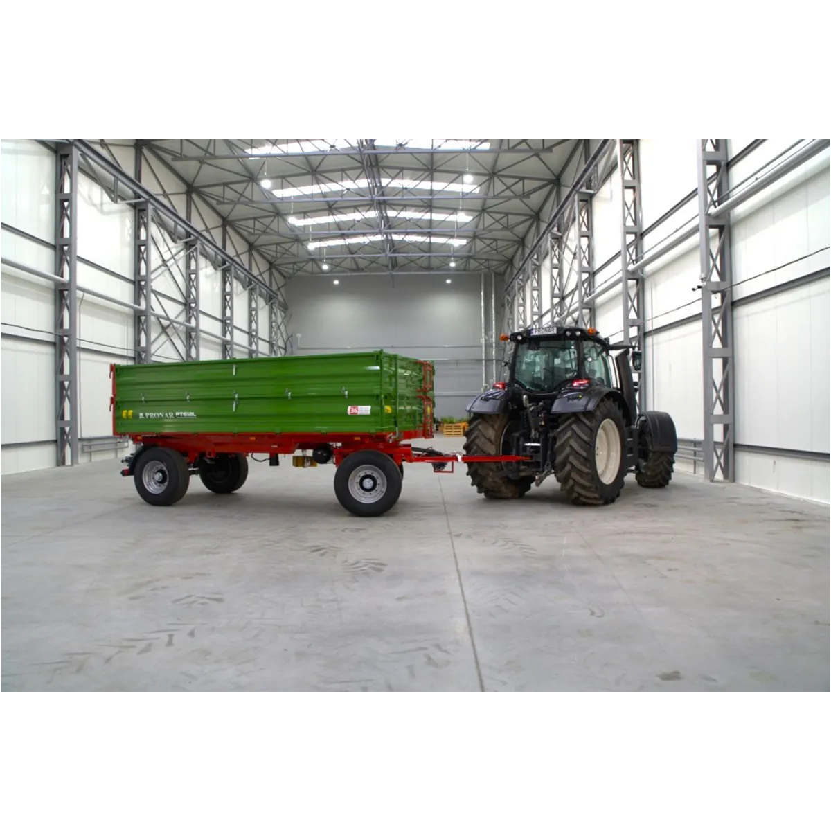 Rimorchio agricolo a due assi da 12 T con cassone ribaltabile