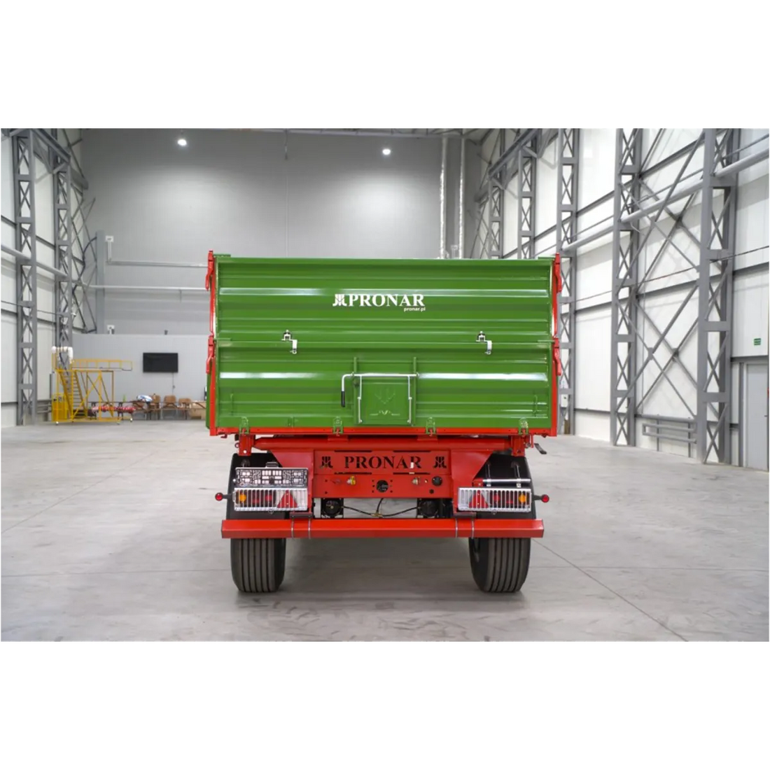 Rimorchio agricolo a due assi da 12 T con cassone ribaltabile